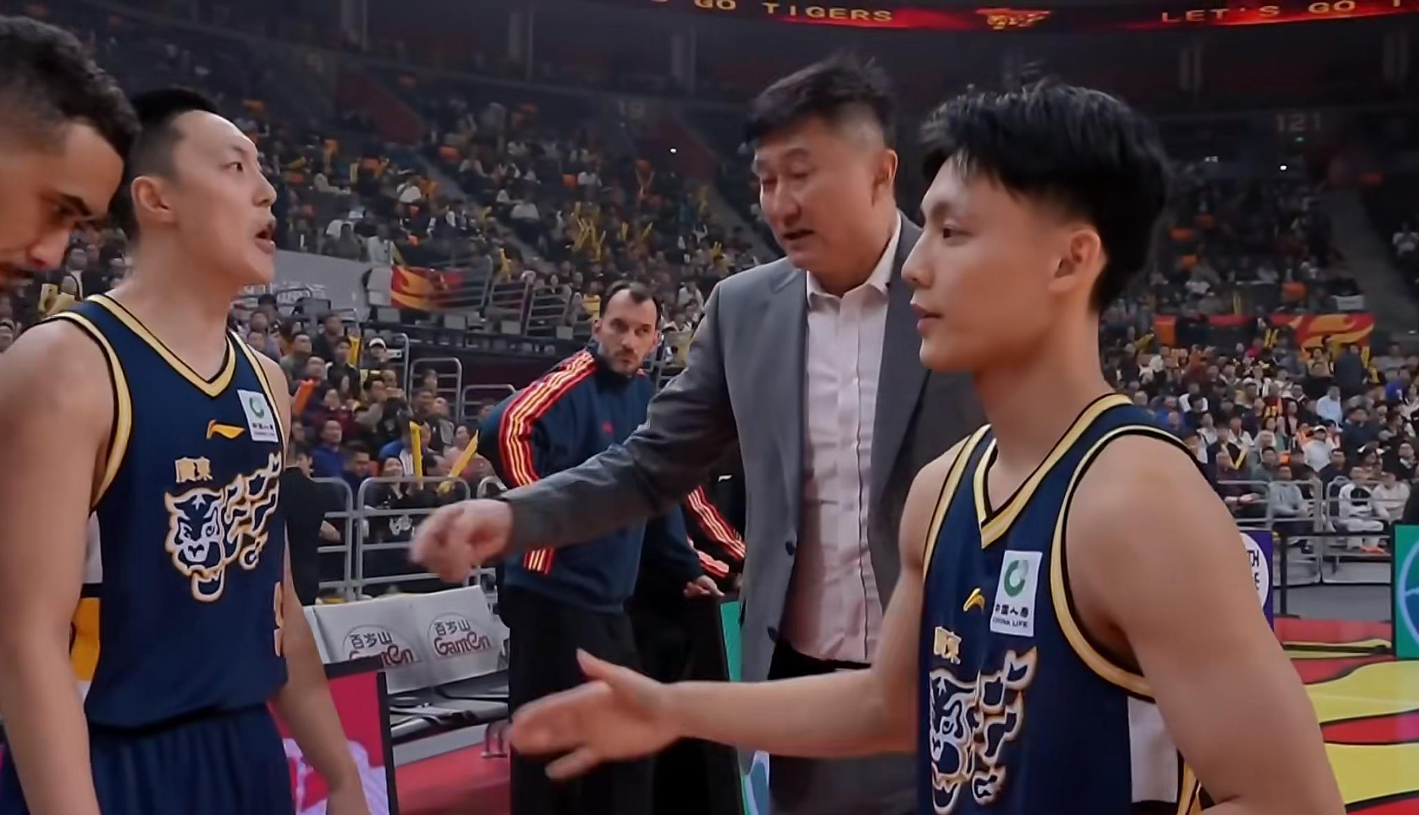 开云APP-广东3消息！郭士强三请徐杰回男篮，崔永熙摊牌，麦考尔回归训练